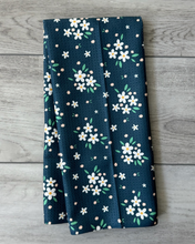 Load image into Gallery viewer, Delicate Daisy Bunch Towel