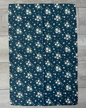 Load image into Gallery viewer, Delicate Daisy Bunch Towel