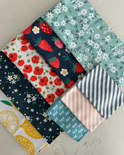 Load image into Gallery viewer, Delicate Daisy Bunch Towel