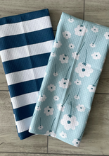 Load image into Gallery viewer, Sky Blue Daisy Towel