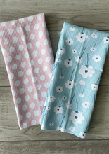 Load image into Gallery viewer, Sky Blue Daisy Towel