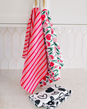 Load image into Gallery viewer, Valentine&#39;s Tulip Towel
