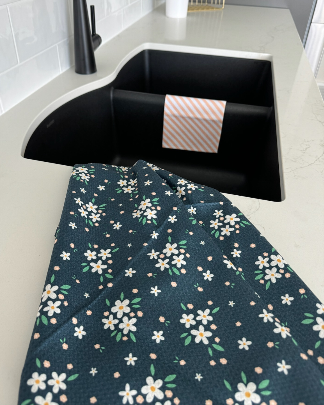 Delicate Daisy Bunch Towel