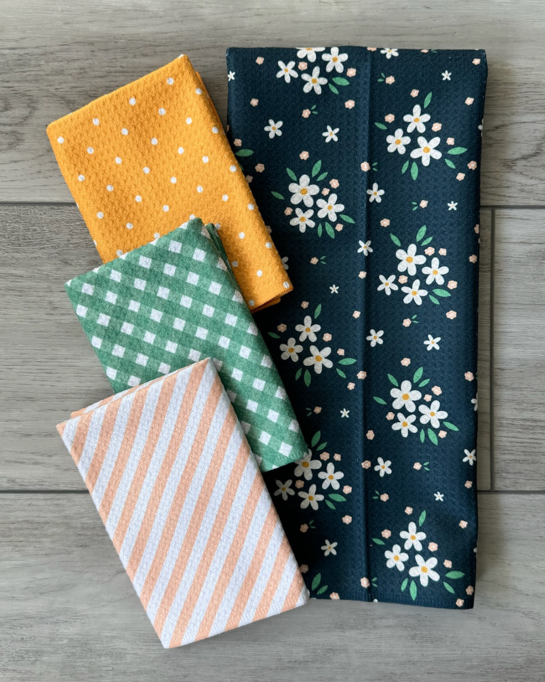 Delicate Daisy Bunch Towel